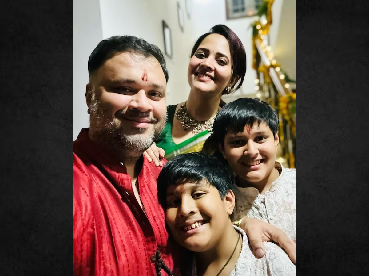 Anasuya-With-Husband.jpg 11