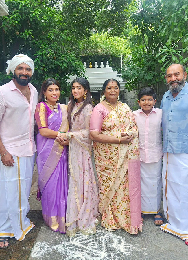 Movie_20Stars_20Participated_20In_20Diwali_20Celebrations-30.jpg 28