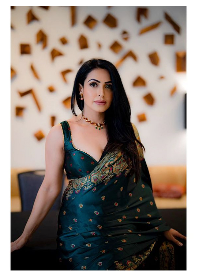 Nandini-Rai-In-Saree.jpg 9
