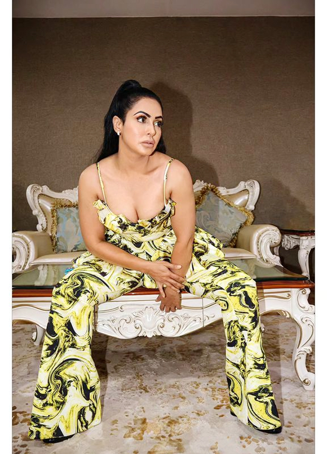 Nandini-Rai-Western-dress.jpg 10