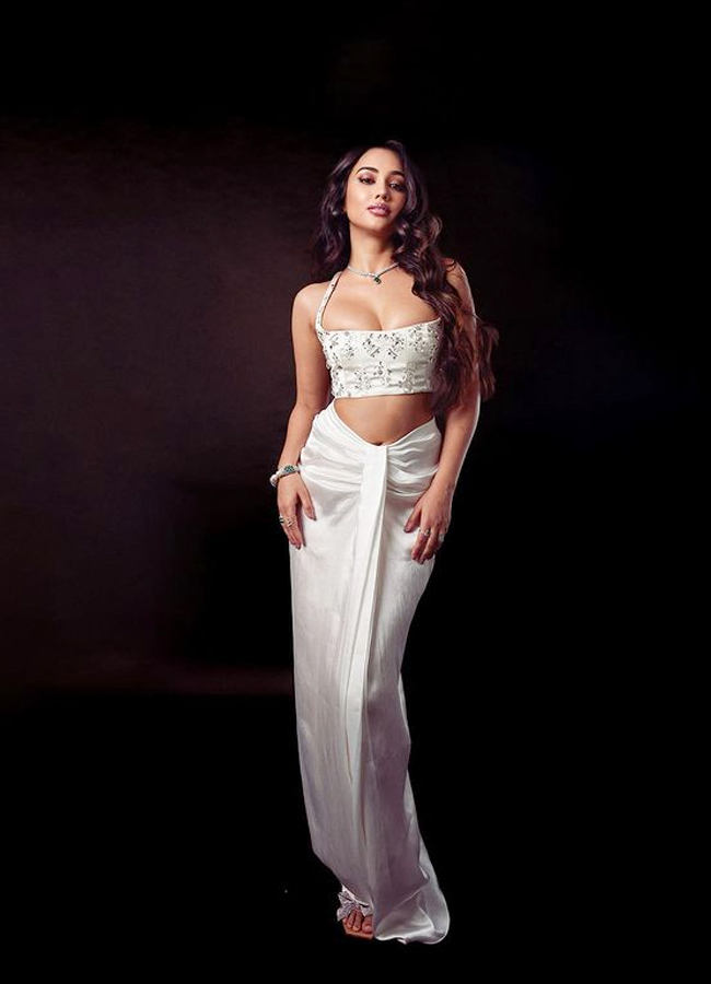 Akankasha-Sharma-Hot-dress.jpg 6