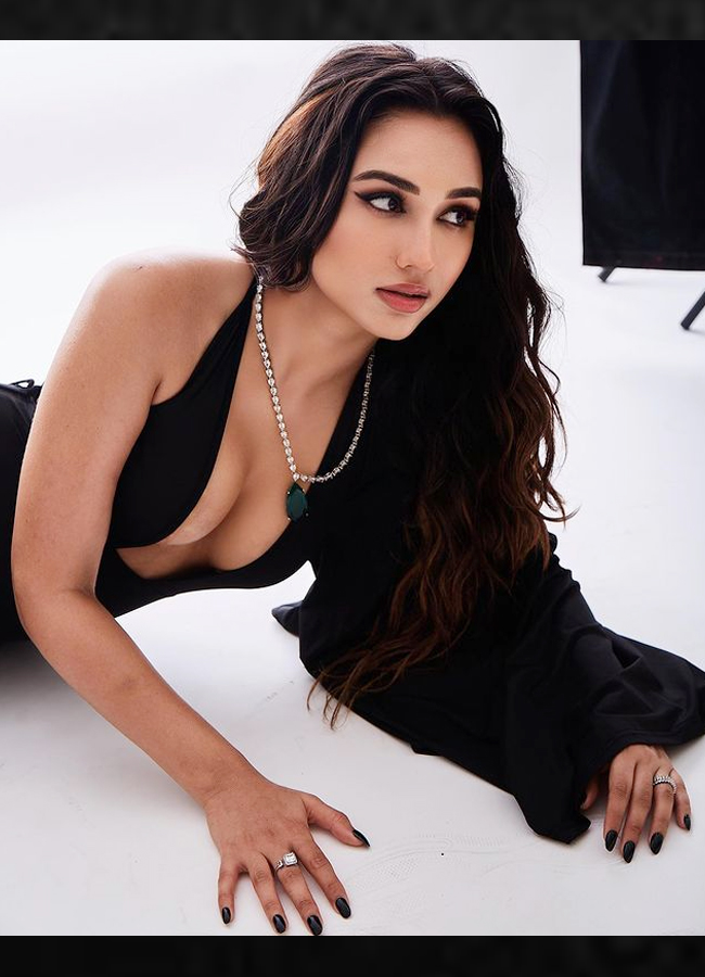 Akankasha-Sharma-black-dress.jpg 3