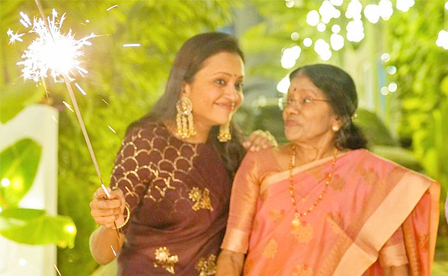 Anchor_20Suma_20Kanakala_20Diwali_20Celebration_20with_20her_20Family_20Photos_1.jpg 2
