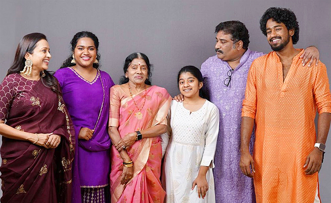 Anchor_20Suma_20Kanakala_20Diwali_20Celebration_20with_20her_20Family_20Photos_4.jpg 5