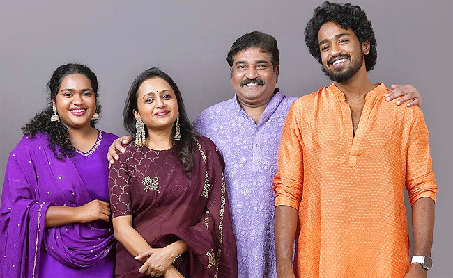 Anchor_20Suma_20Kanakala_20Diwali_20Celebration_20with_20her_20Family_20Photos_5.jpg 6