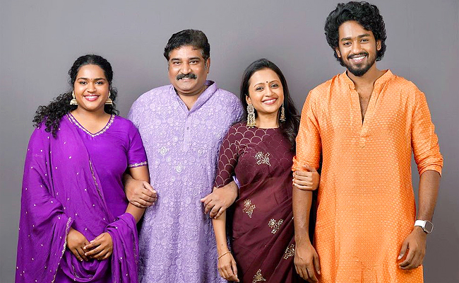 Anchor_20Suma_20Kanakala_20Diwali_20Celebration_20with_20her_20Family_20Photos_6.jpg 7