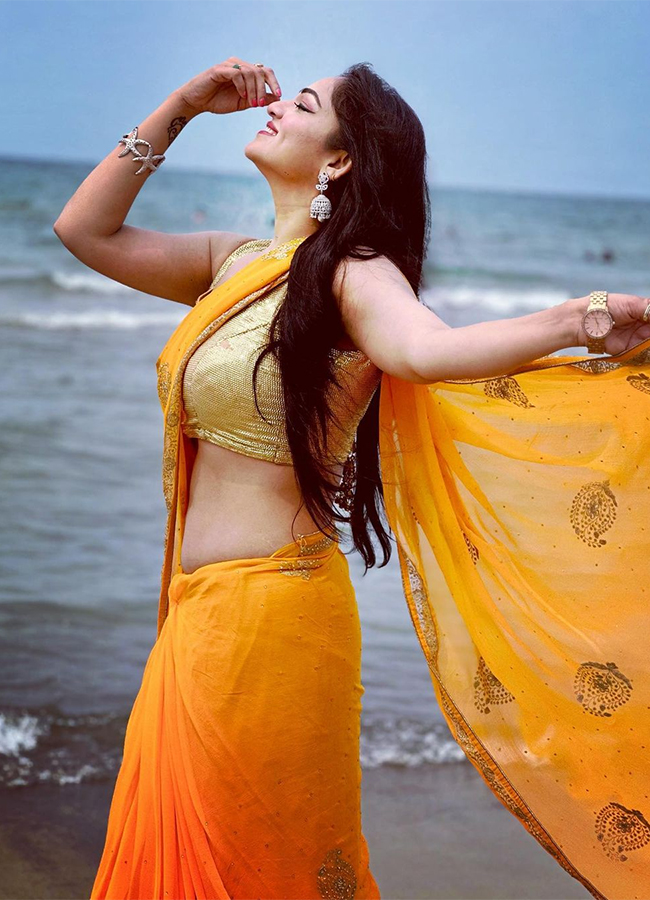 Aswini_20Sree_20in_20Bigg_20Boss_207_20Photos-4.jpg 4