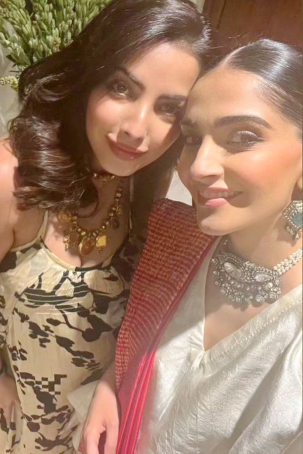 Sonam_20Kapoor_20And_20Anand_20Ahuja_20Host_20A_20Welcome_20Party_20For_20David_20Beckham_20Phtoos_3.jpg 4