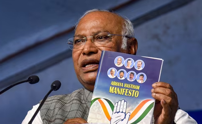 Mallikarjuna-Kharge-KCR.jpg