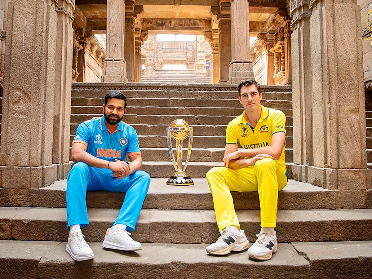WORLD_20CUP_20CAPTAINS_20With_20Trophy_20in_20Ahmedabad_20PHotos_7.jpg 1