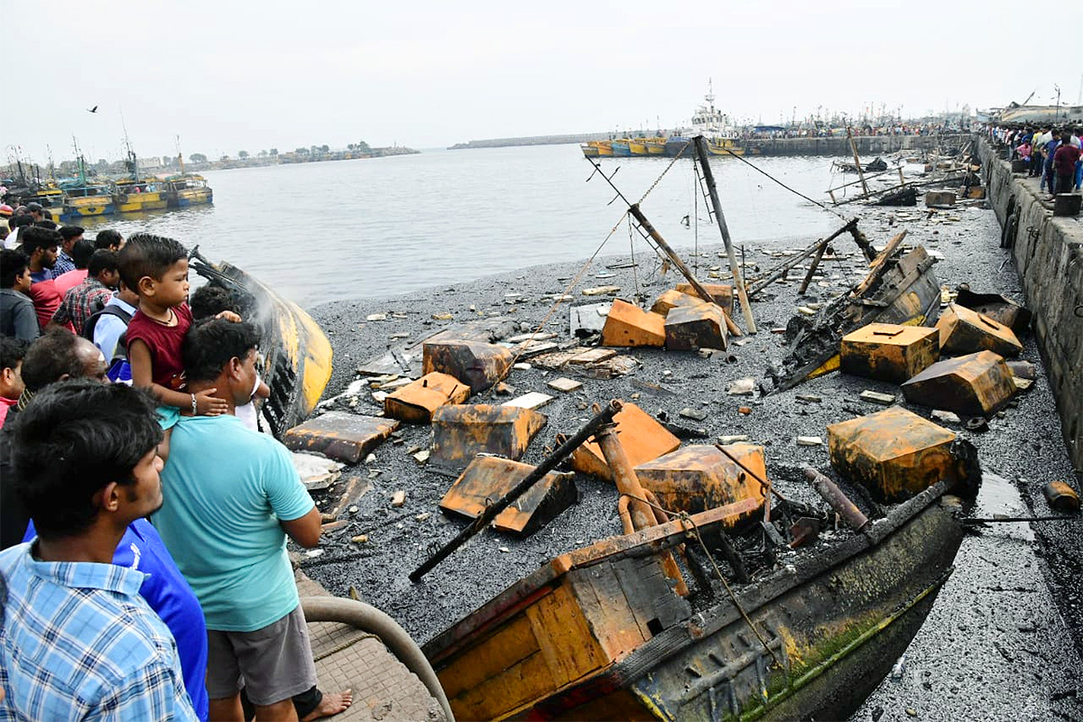 Boats_20Burnt_20In_20Visakhapatnam_20Fishing_20Harbour_20Photos-11.jpg 10