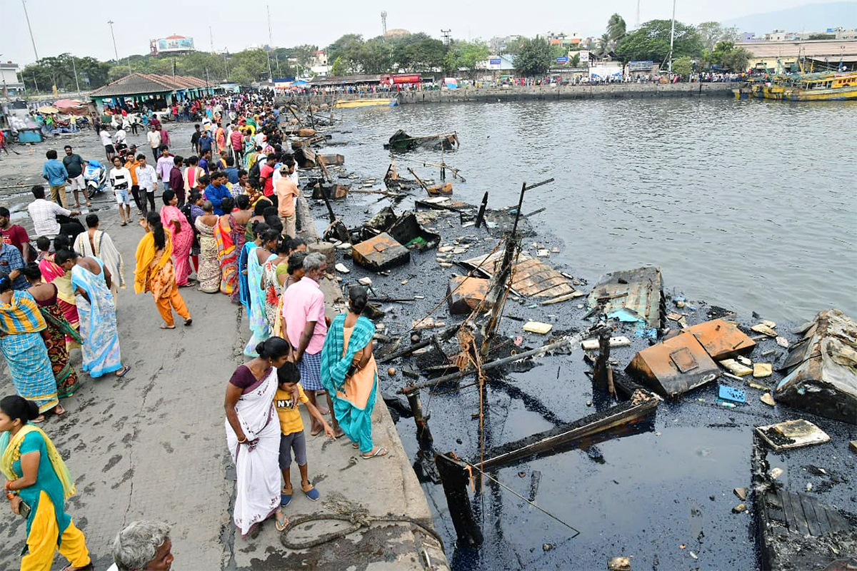 Boats_20Burnt_20In_20Visakhapatnam_20Fishing_20Harbour_20Photos-13.jpg 12