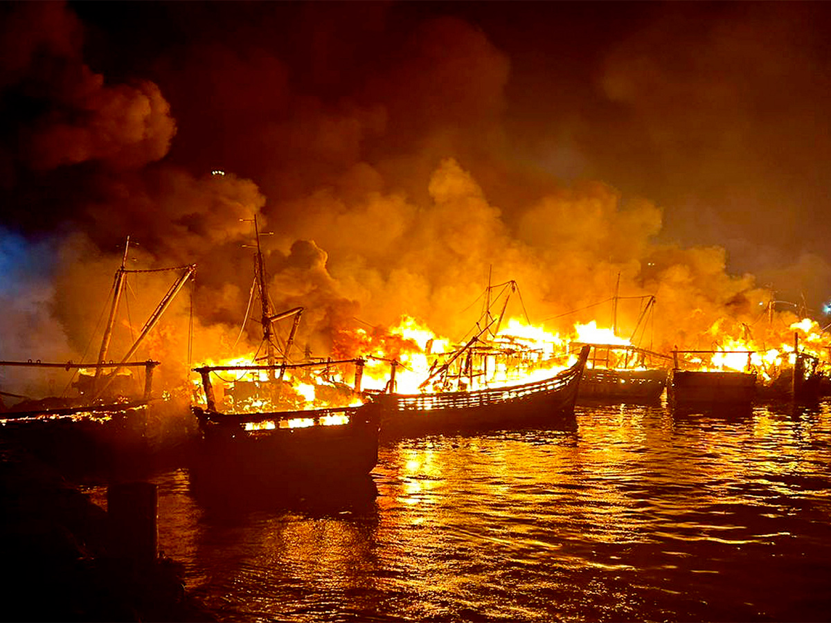 Boats_20Burnt_20In_20Visakhapatnam_20Fishing_20Harbour_20Photos-14.jpg 13