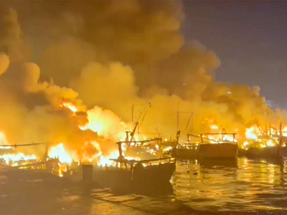 Boats_20Burnt_20In_20Visakhapatnam_20Fishing_20Harbour_20Photos-16.jpg 15