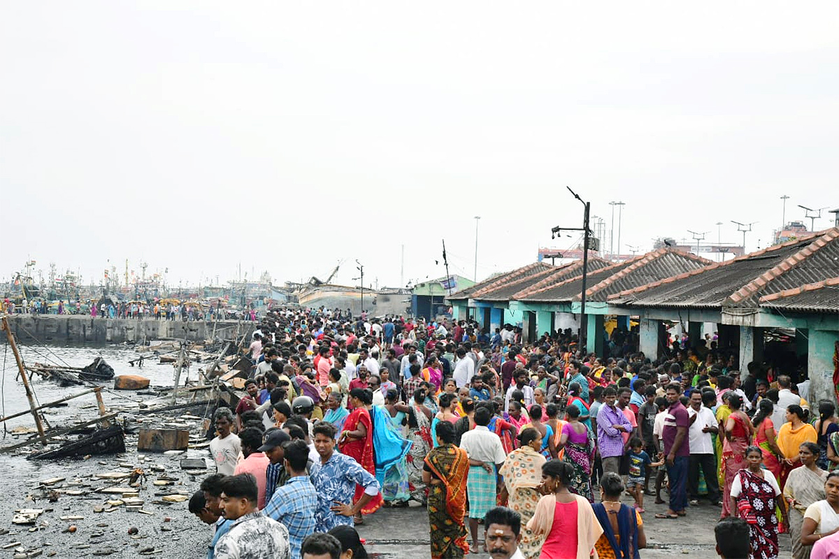 Boats_20Burnt_20In_20Visakhapatnam_20Fishing_20Harbour_20Photos-17.jpg 16