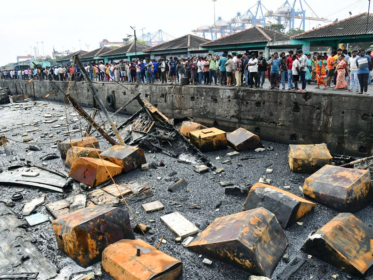 Boats_20Burnt_20In_20Visakhapatnam_20Fishing_20Harbour_20Photos-19.jpg 18