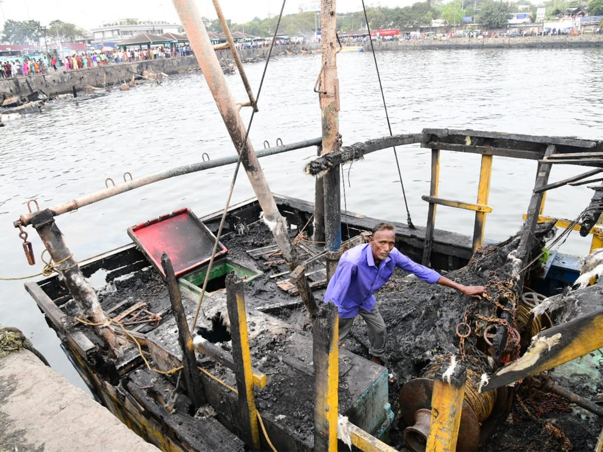 Boats_20Burnt_20In_20Visakhapatnam_20Fishing_20Harbour_20Photos-2.jpg 2