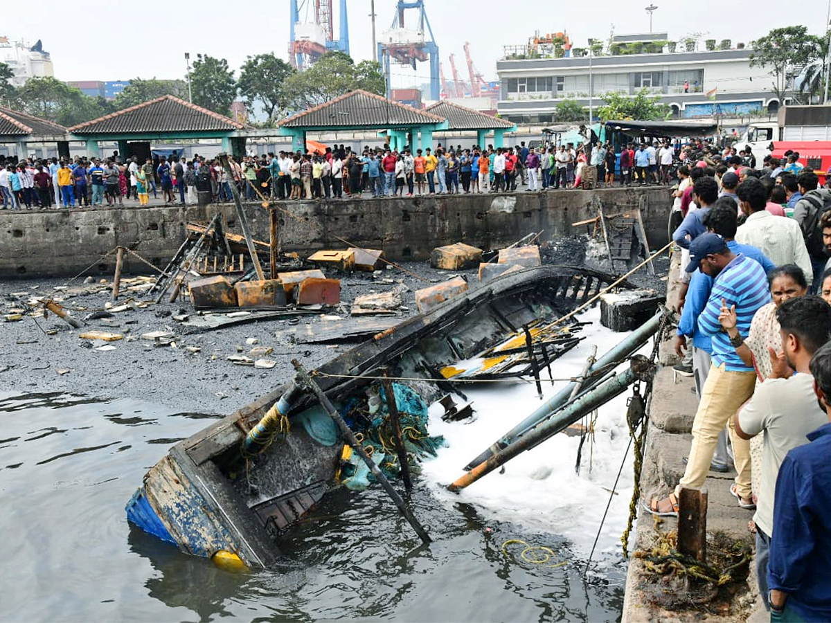 Boats_20Burnt_20In_20Visakhapatnam_20Fishing_20Harbour_20Photos-20.jpg 19