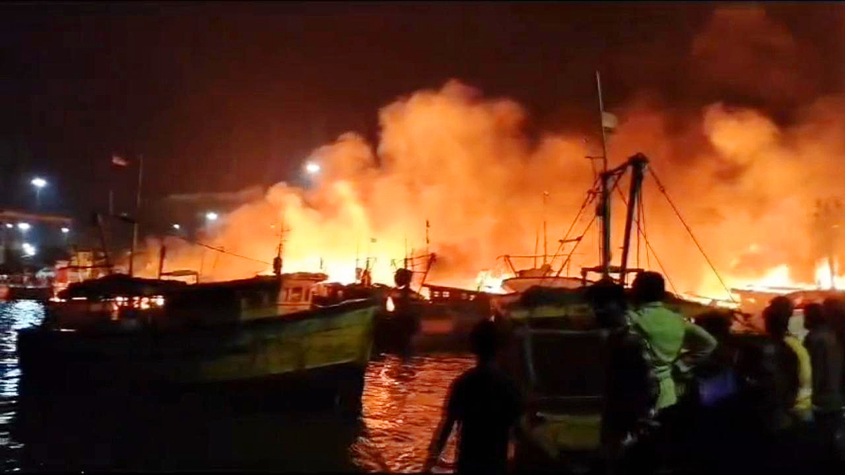 Boats_20Burnt_20In_20Visakhapatnam_20Fishing_20Harbour_20Photos-22.jpg 21