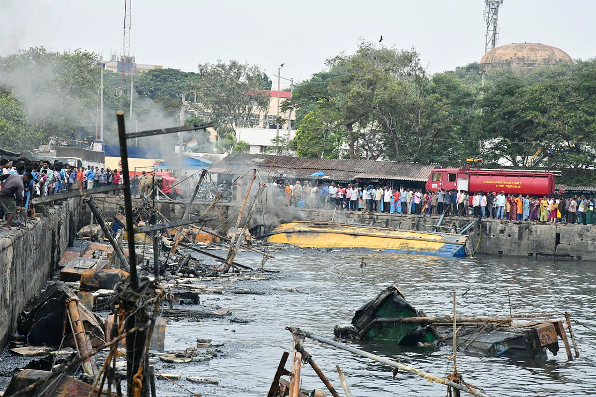 Boats_20Burnt_20In_20Visakhapatnam_20Fishing_20Harbour_20Photos-3.jpg 3