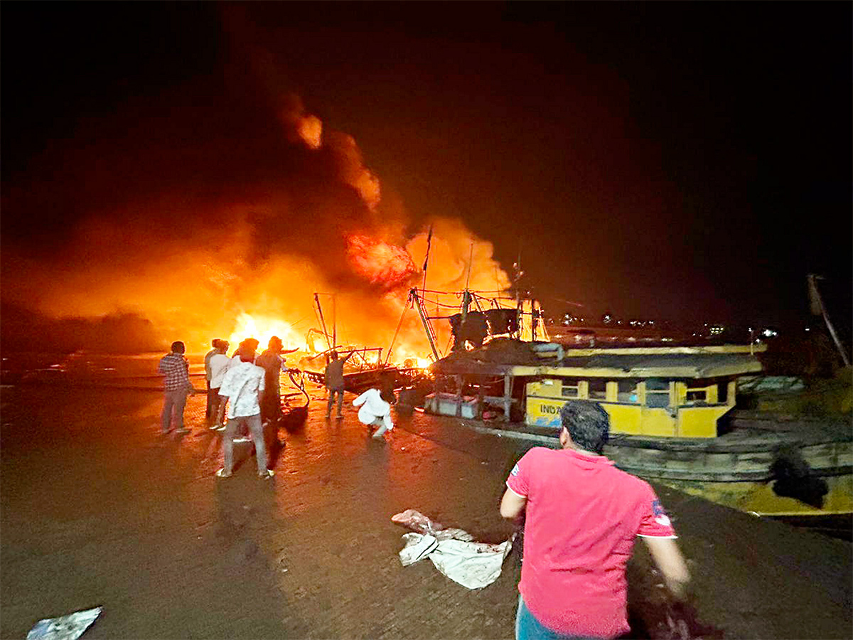 Boats_20Burnt_20In_20Visakhapatnam_20Fishing_20Harbour_20Photos-5.jpg 5