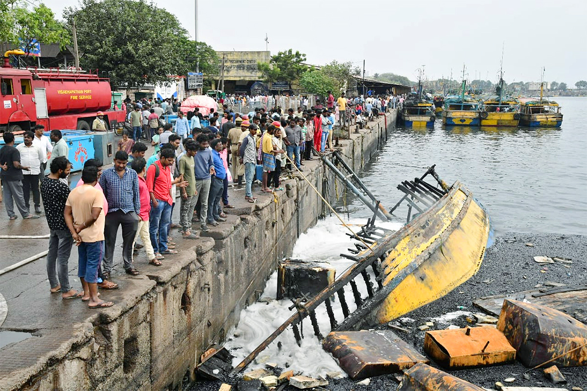 Boats_20Burnt_20In_20Visakhapatnam_20Fishing_20Harbour_20Photos-6.jpg 6