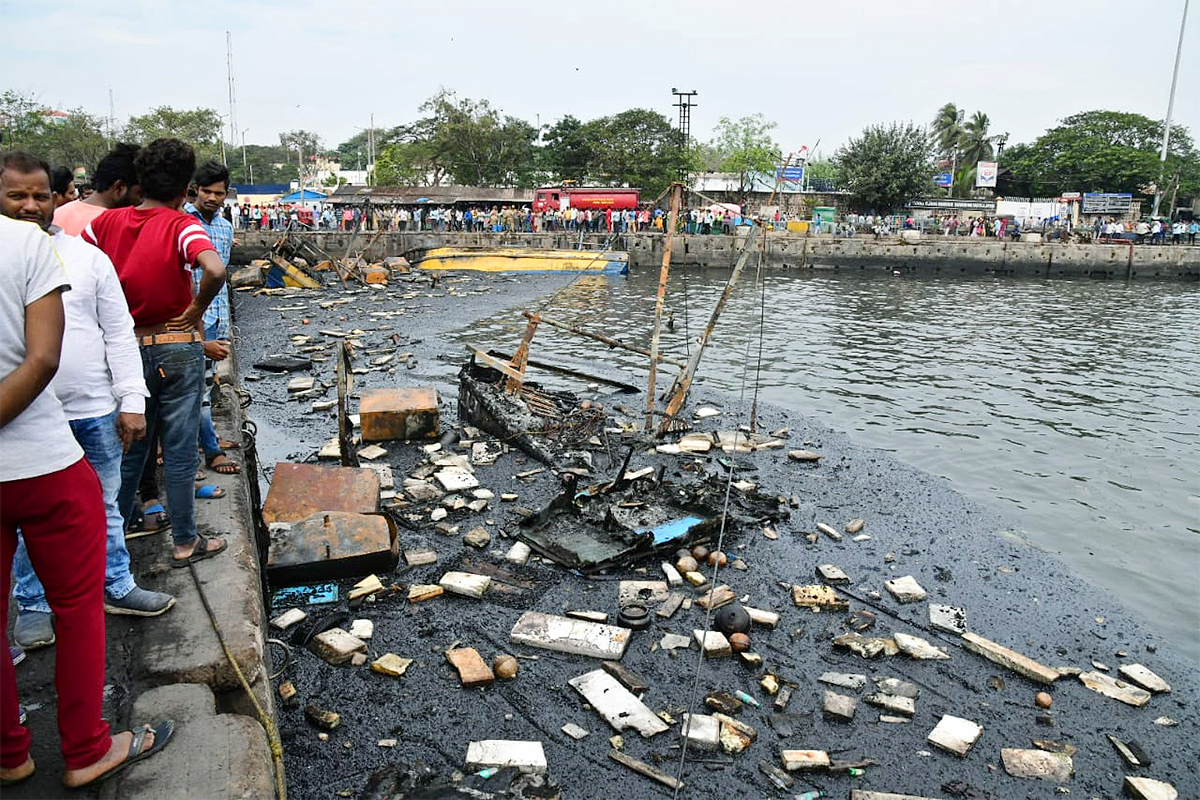 Boats_20Burnt_20In_20Visakhapatnam_20Fishing_20Harbour_20Photos-9.jpg 8