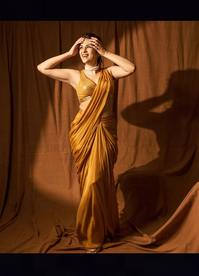 Shraddha-Das-Gold-saree-pictures.jpg 10