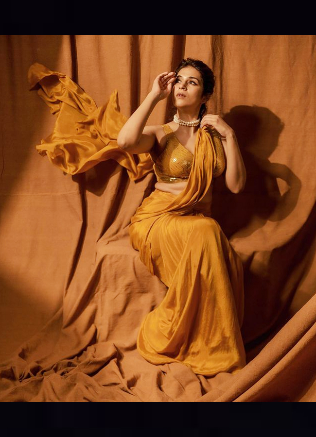 Shraddha-Das-Gold-saree.jpg 3