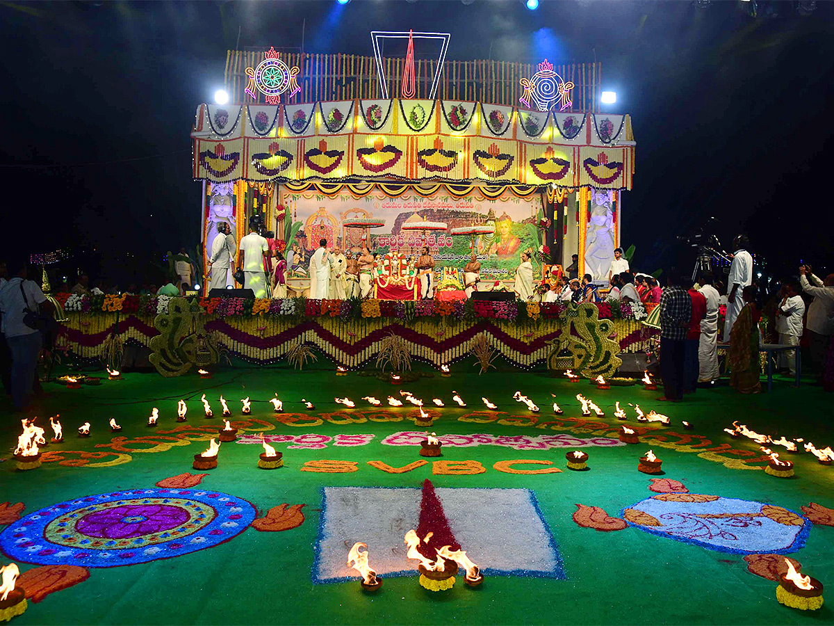 Karthika_20Deepotsavam_20In_20Tirupati_20Photos-31.jpg 29