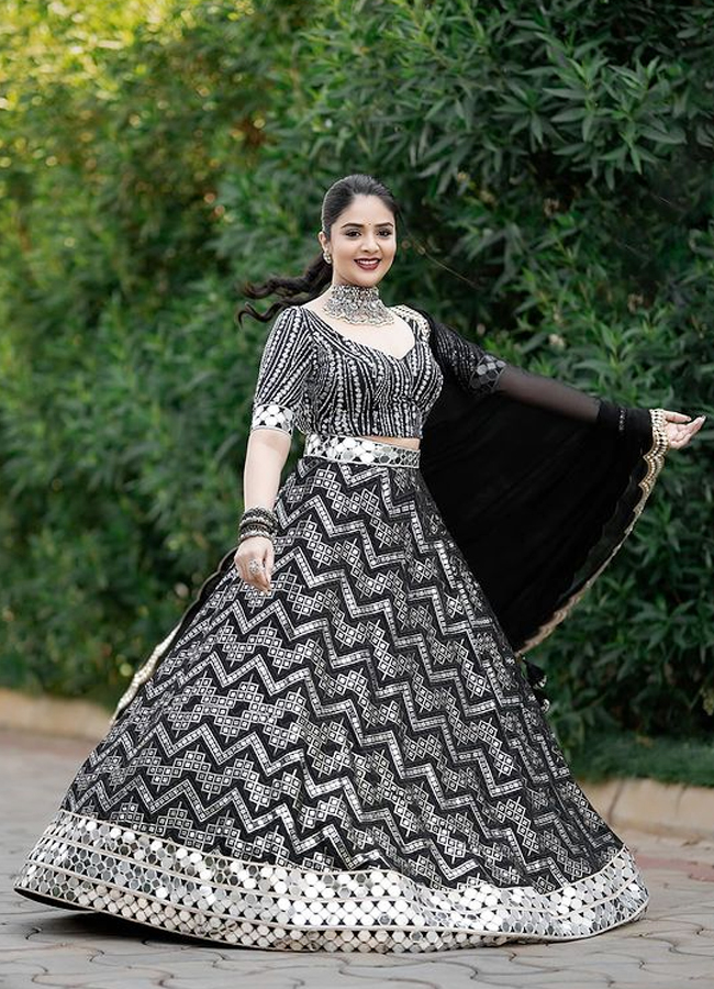 Sreemukhi-black-dress.jpg 4