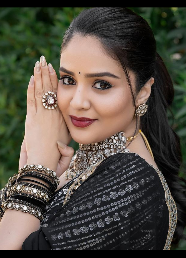 Sreemukhi-glamour-pics.jpg 3