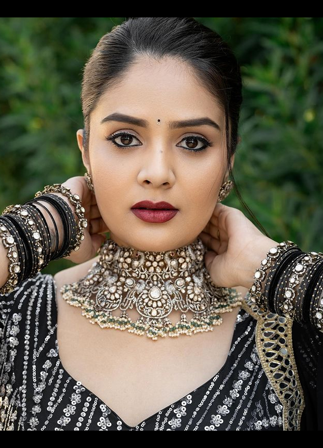Sreemukhi-latest-black-dress-photos.jpg 5