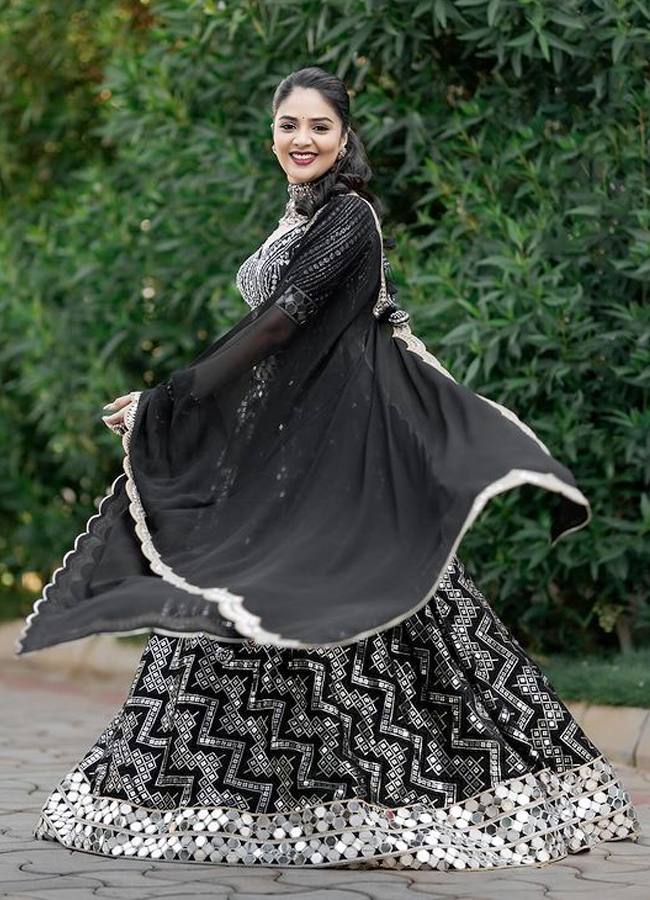 Sreemukhi-picslatest.jpg 8