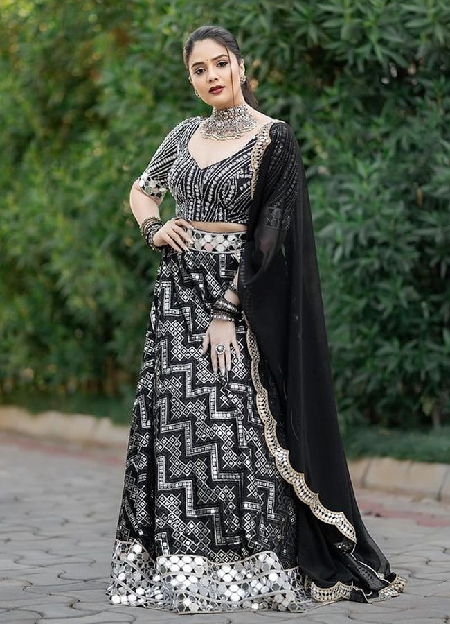 Sreemukhi-stunning-pics.jpg 11