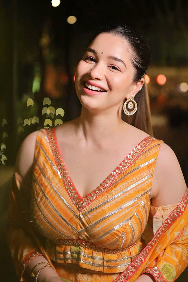 Sara_20Tendulkar_20Looks_20Stunning_20Photos38.jpg 10