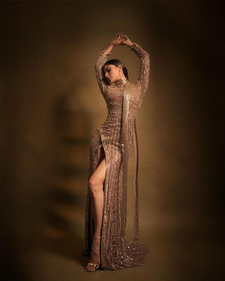Mouni-roy-lates-pics.jpg 5