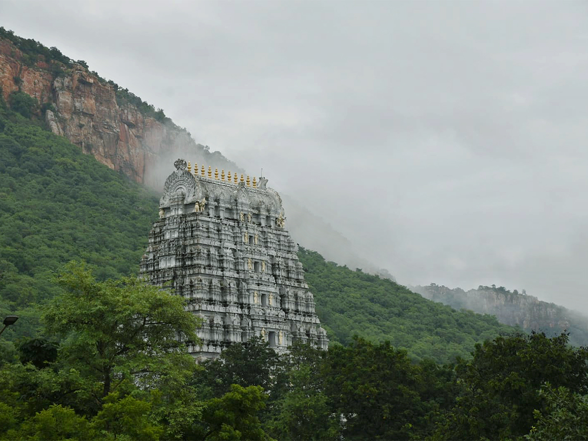 Tirumala_20Tirupati_20Temple_20Today_20Heavy_20Fog_20Photos-1.jpg 1