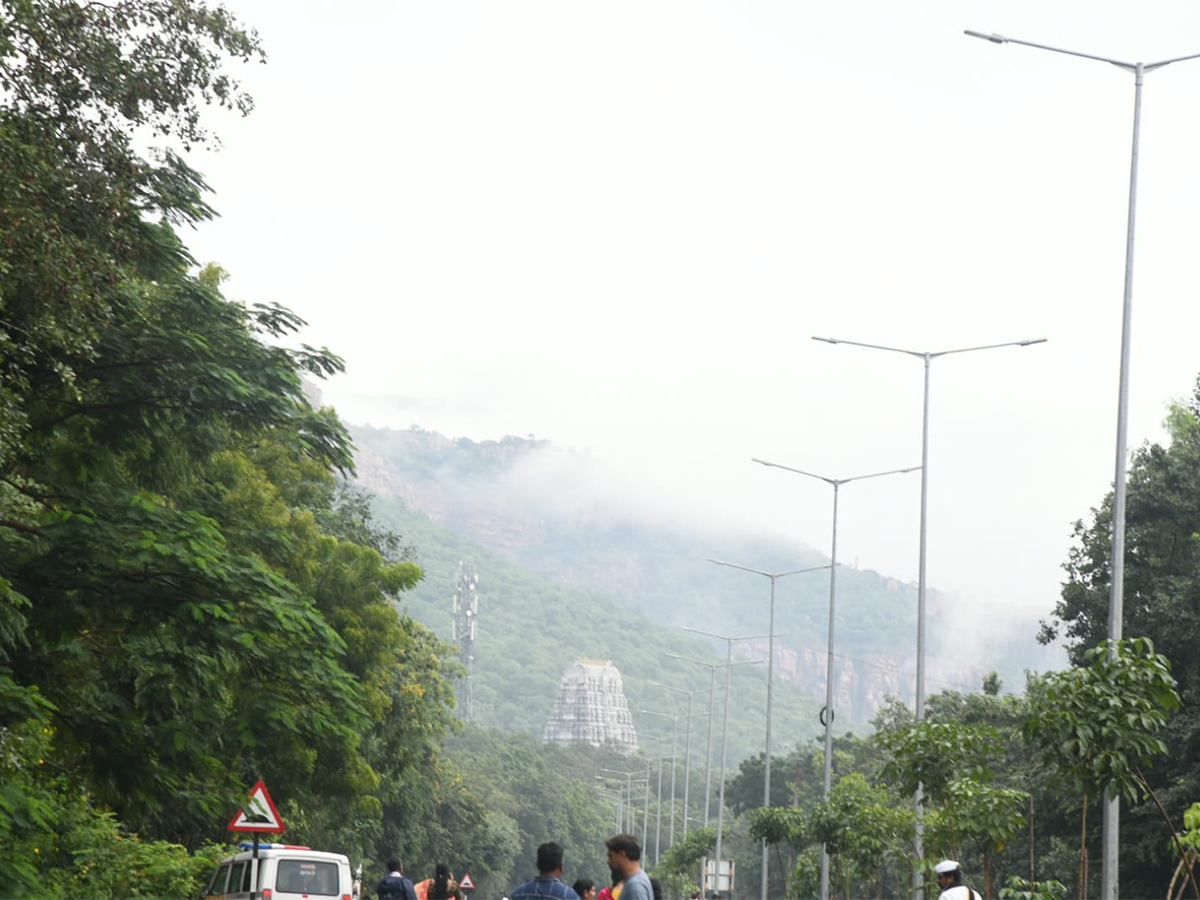 Tirumala_20Tirupati_20Temple_20Today_20Heavy_20Fog_20Photos-11.jpg 11