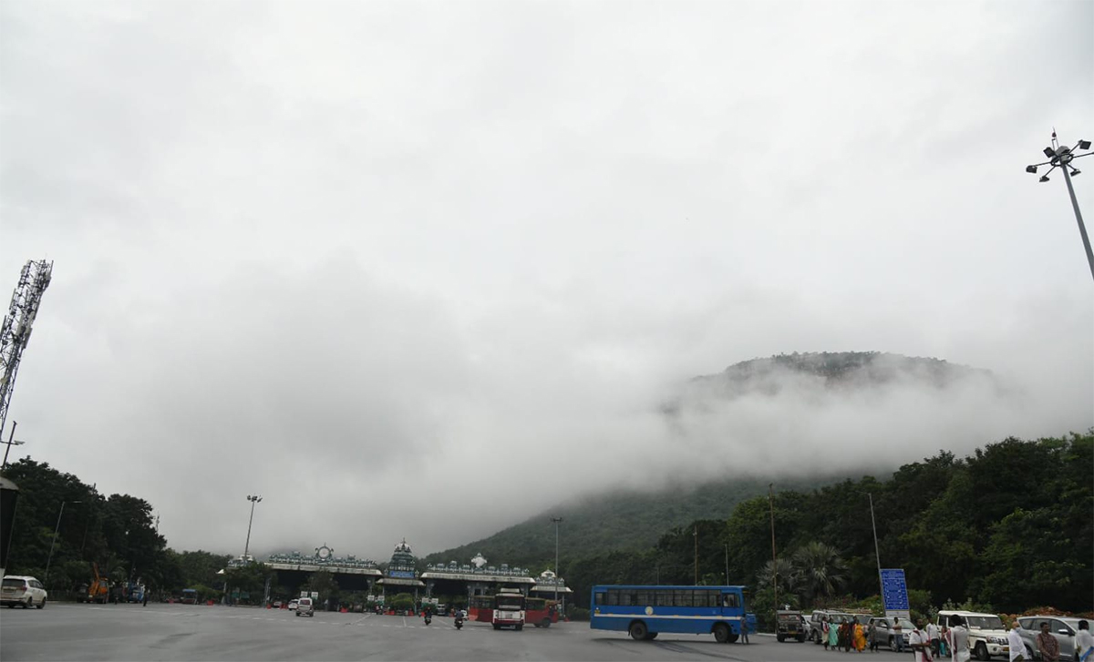 Tirumala_20Tirupati_20Temple_20Today_20Heavy_20Fog_20Photos-12.jpg 12