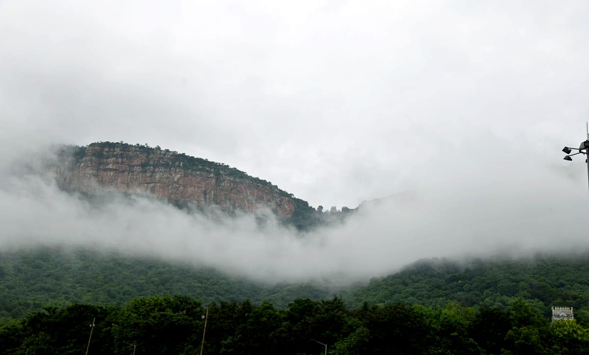 Tirumala_20Tirupati_20Temple_20Today_20Heavy_20Fog_20Photos-13.jpg 13