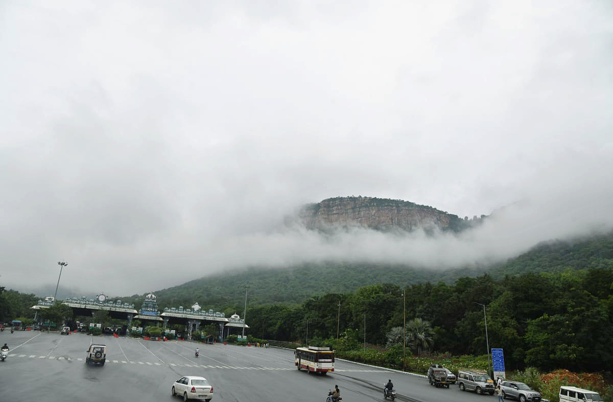 Tirumala_20Tirupati_20Temple_20Today_20Heavy_20Fog_20Photos-14.jpg 14