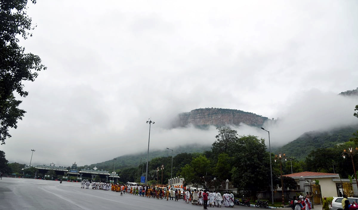 Tirumala_20Tirupati_20Temple_20Today_20Heavy_20Fog_20Photos-8.jpg 8