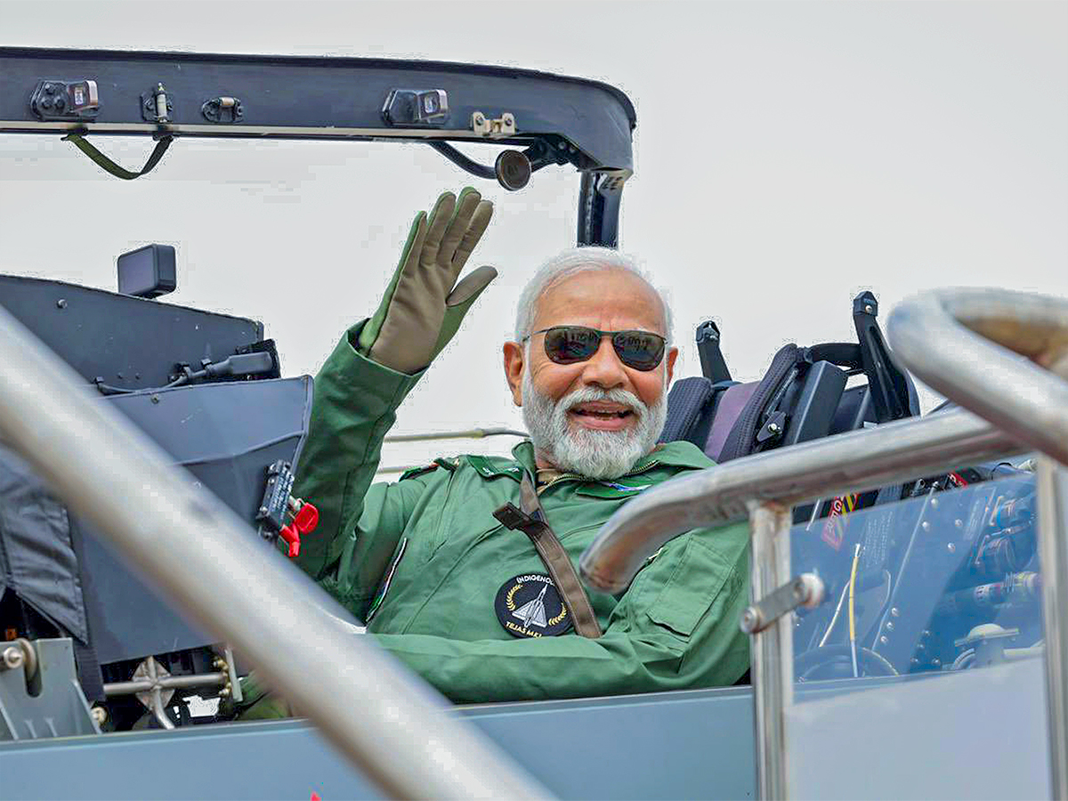 Narendra_20Modi_20during_20taking_20a_20sortie_20on_20the_20Tejas_20in_20Bengaluru-2.jpg 2