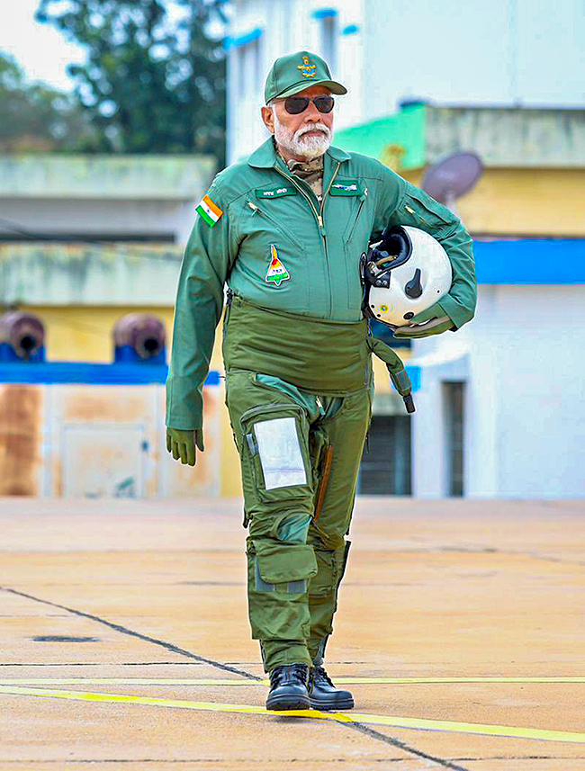 Narendra_20Modi_20during_20taking_20a_20sortie_20on_20the_20Tejas_20in_20Bengaluru-3.jpg 3
