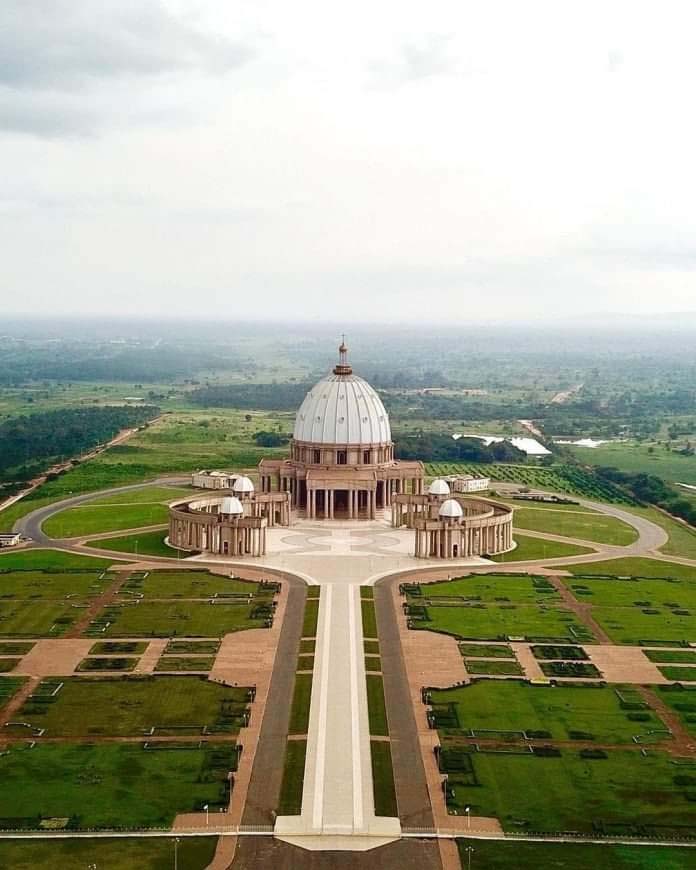 Basilica-of-Our-Lady-of-Peace-Yamoussoukro-Ivory-Coast.jpg 4