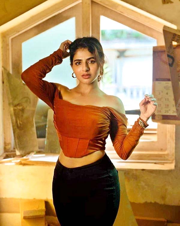 Iswarya-Menon-09.jpg 9
