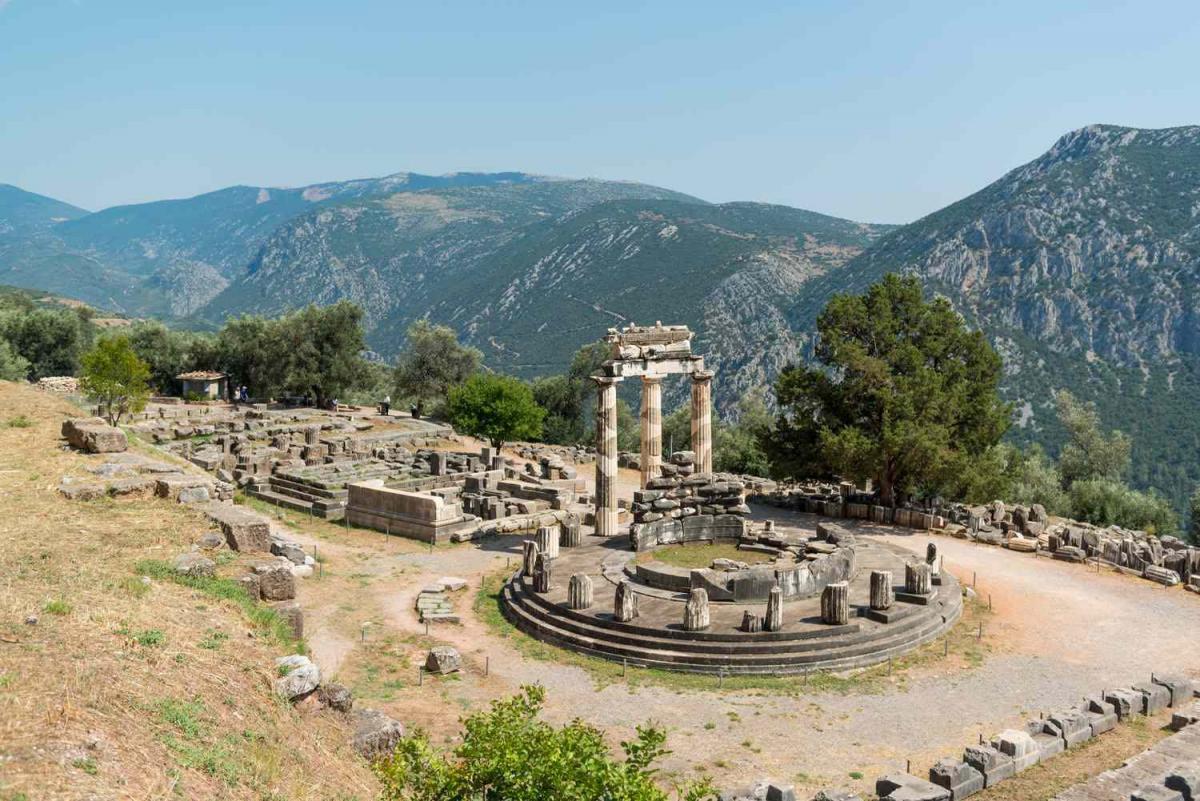 Temple-of-Apollo-at-Delphi-Greece.jpg 6