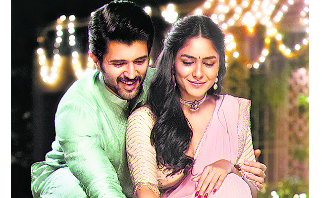 Vijay_20Devarakonda_20Family_20Star.jpg