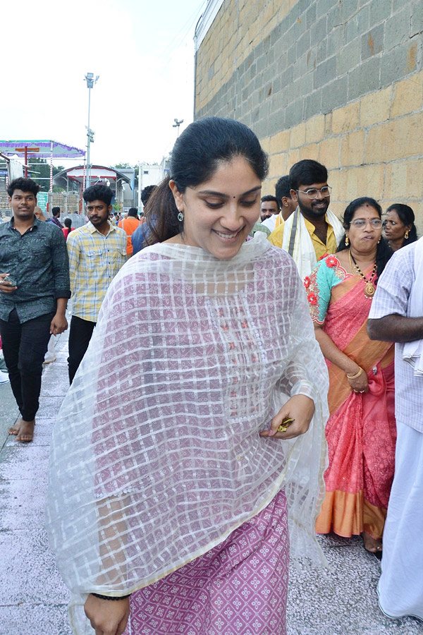 Dhanya_20Balakrishna_20Visit_20Tirumala_20PHotos_2.jpg 3